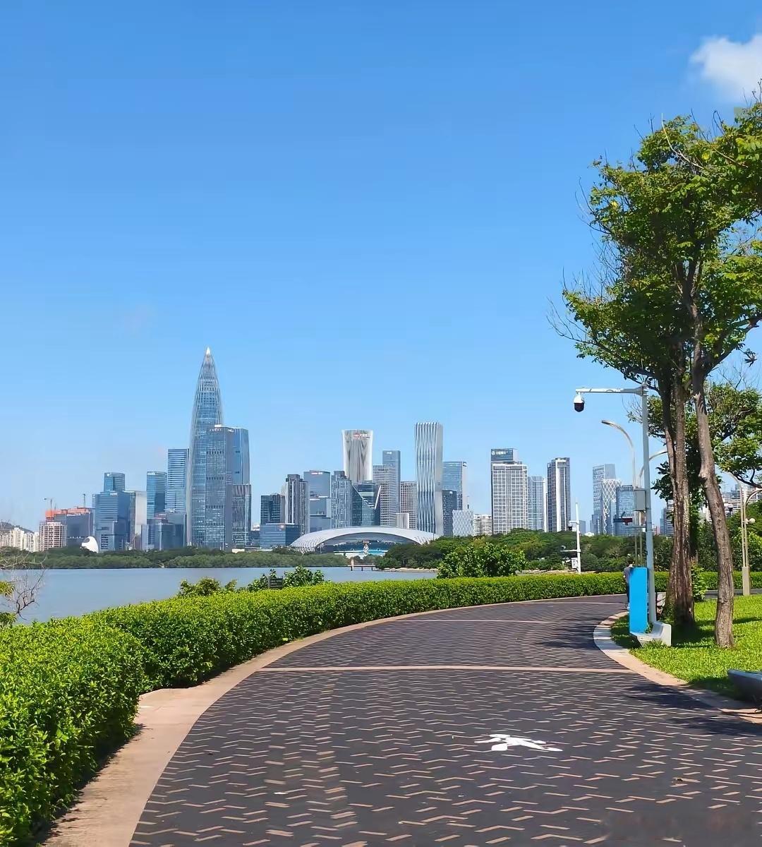 人真的很奇怪，我生活在小县城，每次去到大城市，就想着住在大城市真好呀，到处是高楼