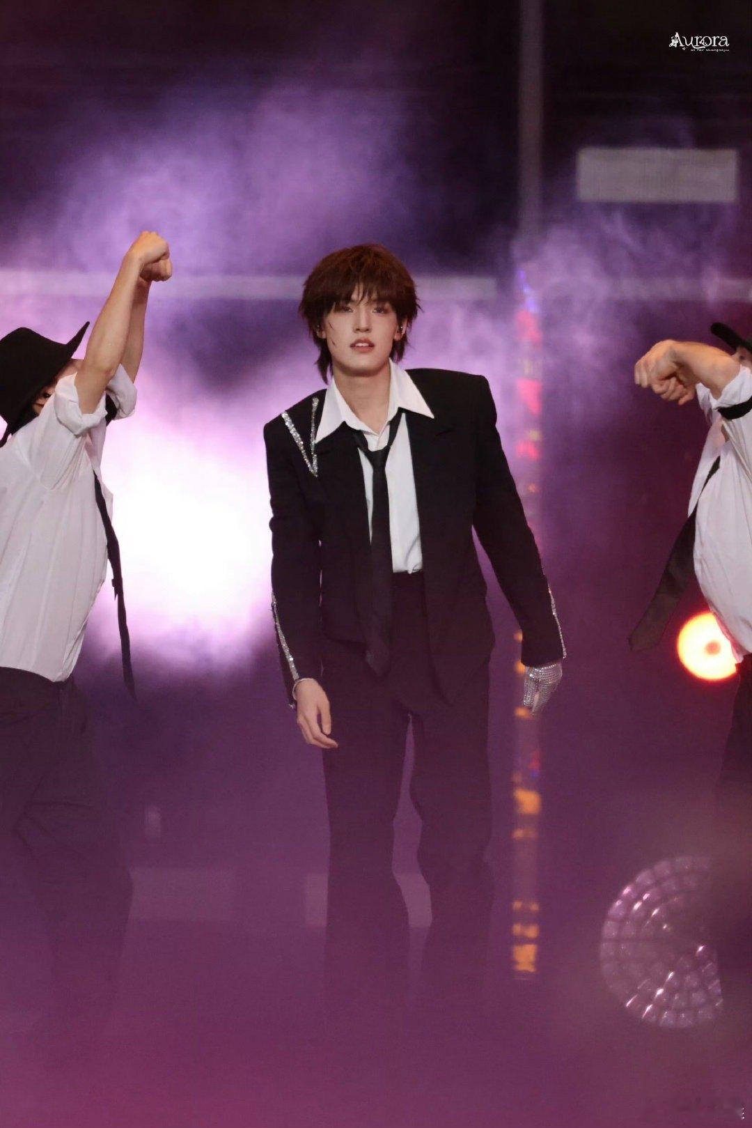 张泽禹大舌头版大舌头舞台 救命张泽禹也太会玩了！用大舌头口音唱《大舌头》，软乎乎