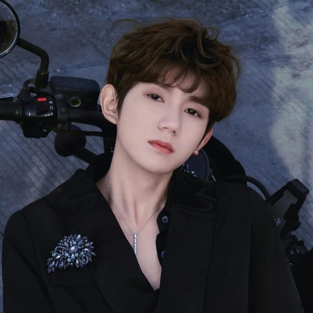 𝗪𝗲𝗖𝗵𝗮𝘁｜王源头像集💭丨男明星头像分享清冷贵气男头｜温柔少年感