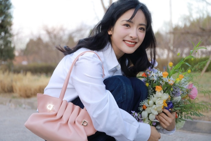 沈月拥抱春天沈月白衬衫捧花照 沈月白衬衫捧花照，是拥抱春天的沈月，这也太明媚感了