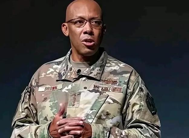 美国人现在终于知道害怕了，其空军参谋长四星级上将布朗说：中国的六代机虽然可怕，但