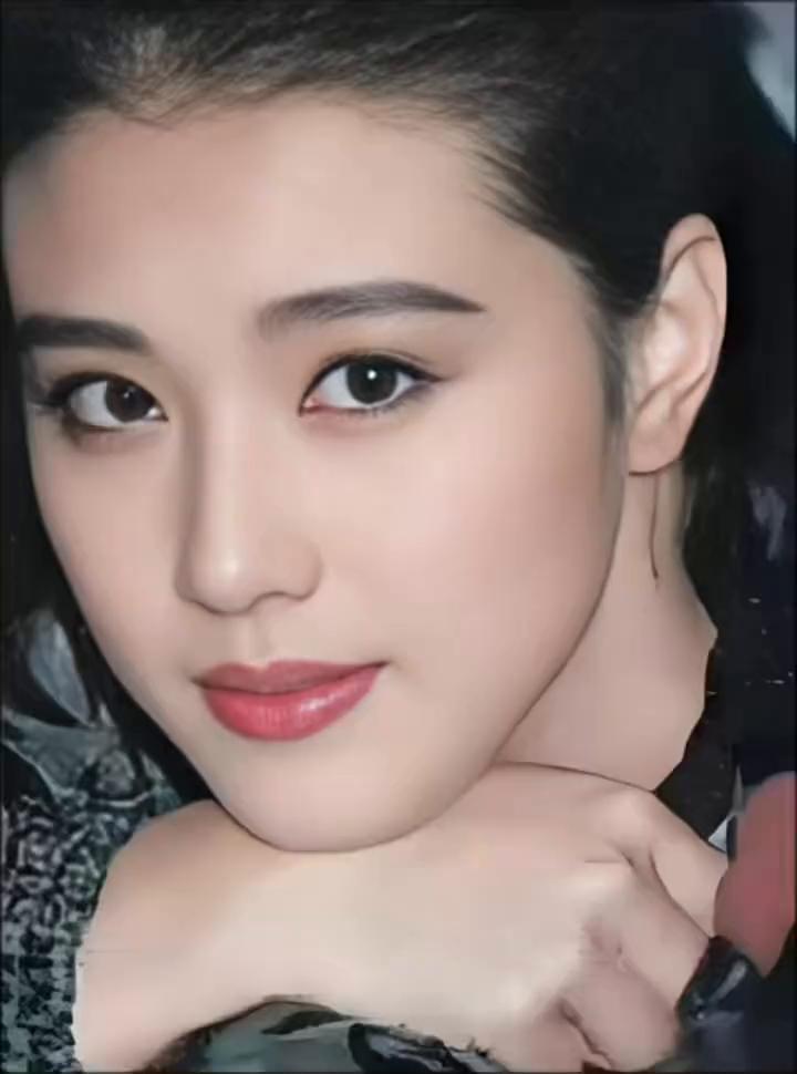 年轻时的她一眼就让人沦陷，高马尾英气又可爱，大眼睛扑闪扑闪，笑容甜美有亲和力，皮