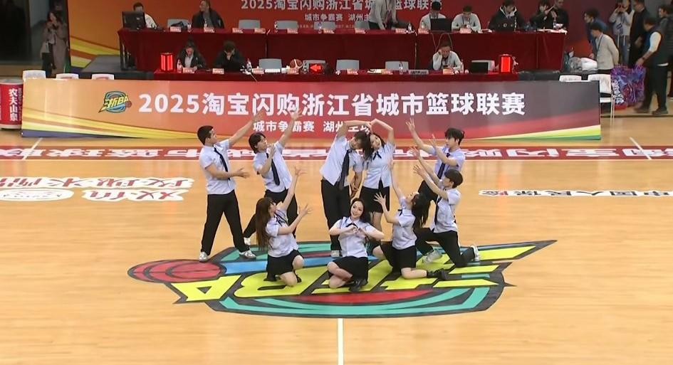 湖州主场这个啦啦队表演是认真的吗？这是学生表演不是啦啦队表演吧！
再说一个奇怪的