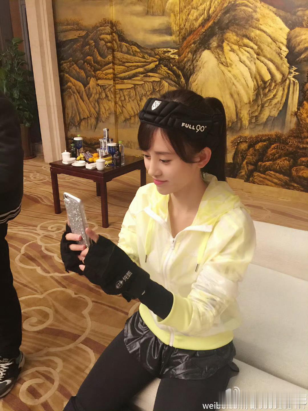 鞠婧祎TFBOYS全员加速中同框刷到早年综艺片段惊到我，15年首期就一起录节目，