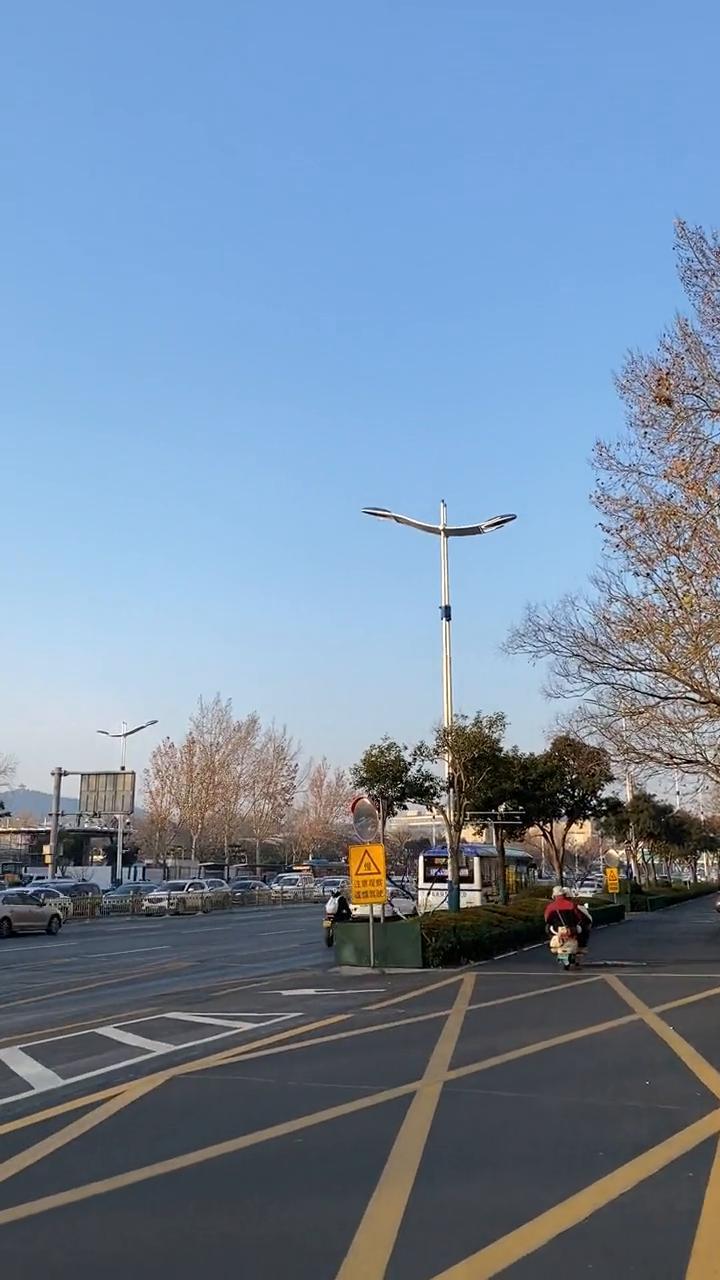 八点半早高峰，经十路，你看，照赌服务，车流人流，八点半确实忙。