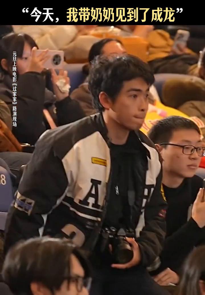 男孩参加路演，手里一直举着和奶奶的视频通话。
元旦上映电影《过家家》路演现场，发