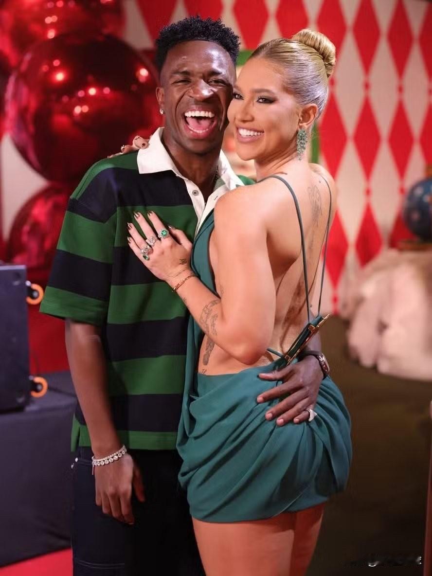 维尼休斯女友弗吉尼亚在接受莱奥·迪亚斯采访时说道：

"例如，如果我去看妇科医生