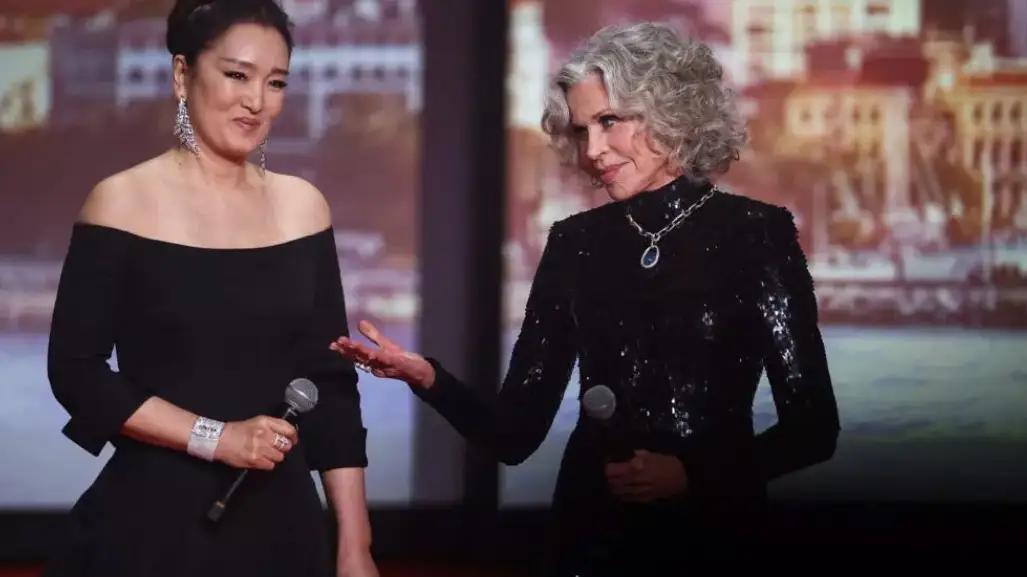 2026戛纳电影节正式开幕，中国影星巩俐与美国演员简·方达携手担任开幕嘉宾，两大