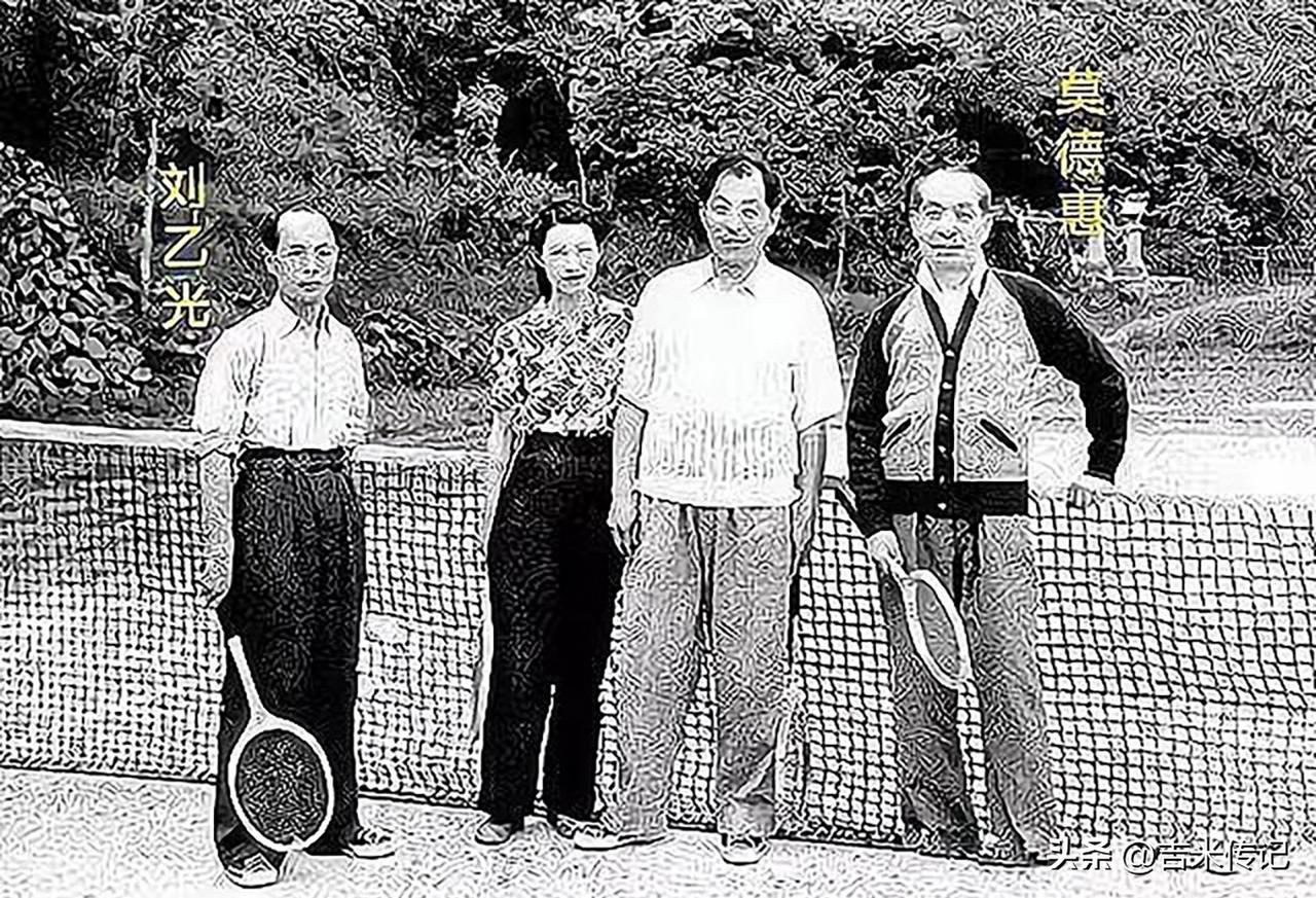 看守少帅的士兵，妻子疯在深山，25年牢笼无人问。
刘乙光是个黄埔军校毕业的军官，