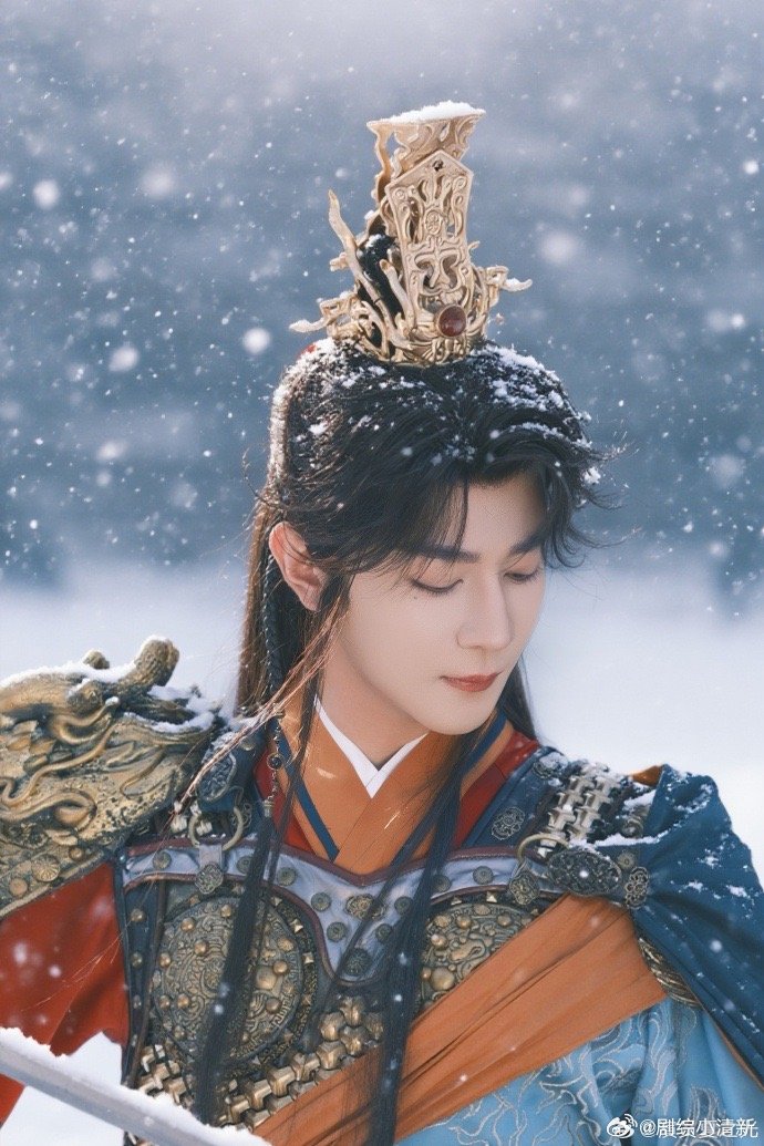 夏之光别再试探了知道你很合适 夏之光这身段往那儿一放，适配度直接拉满。不是衣服衬