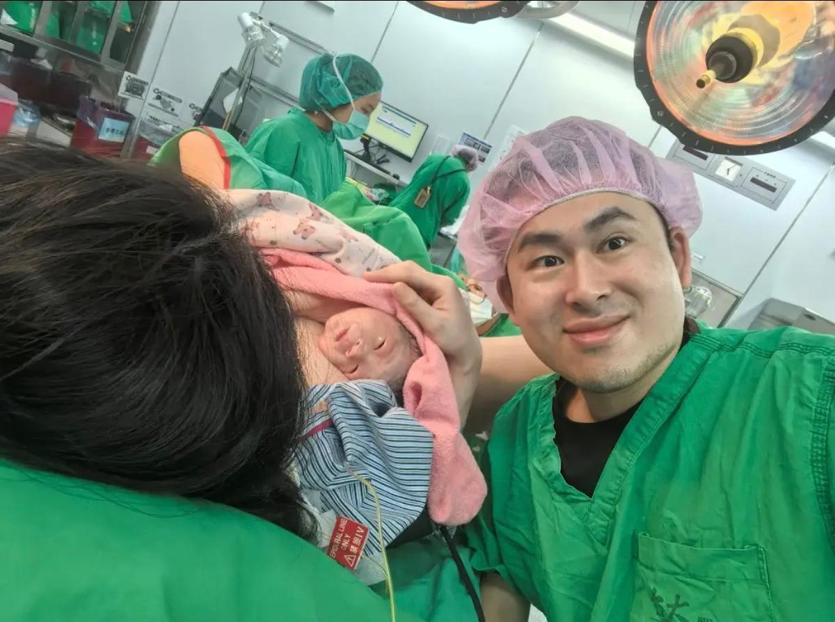 恭喜台湾省统派实事评论员王炳忠喜得贵子！
 
热血爱国青年王炳忠曾说过祖国不统一