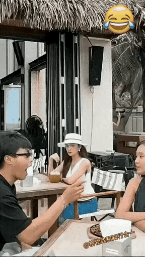 戴白帽子的女子，一个人在西餐厅喝椰汁的时候，实在是看不惯，旁边那对正在秀恩爱的情