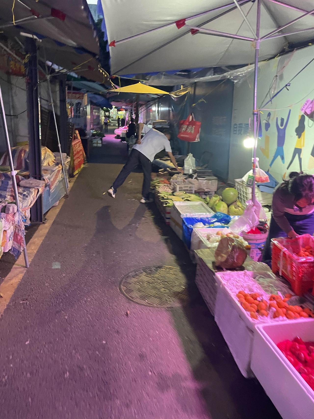 意外吗？这是在深圳一居民楼下面的菜巿场！