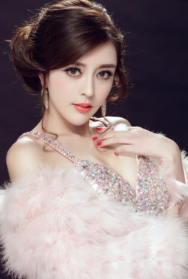 惊艳的旗袍，优雅的美人胚子，衬托了高贵的气质，完美展示了气质