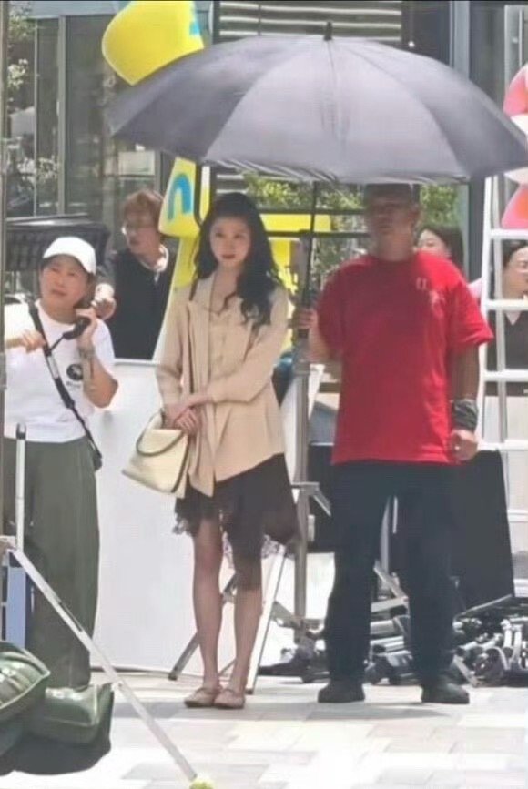 关晓彤平底鞋 姐的身高，不惧平底鞋真的好长的腿关晓彤