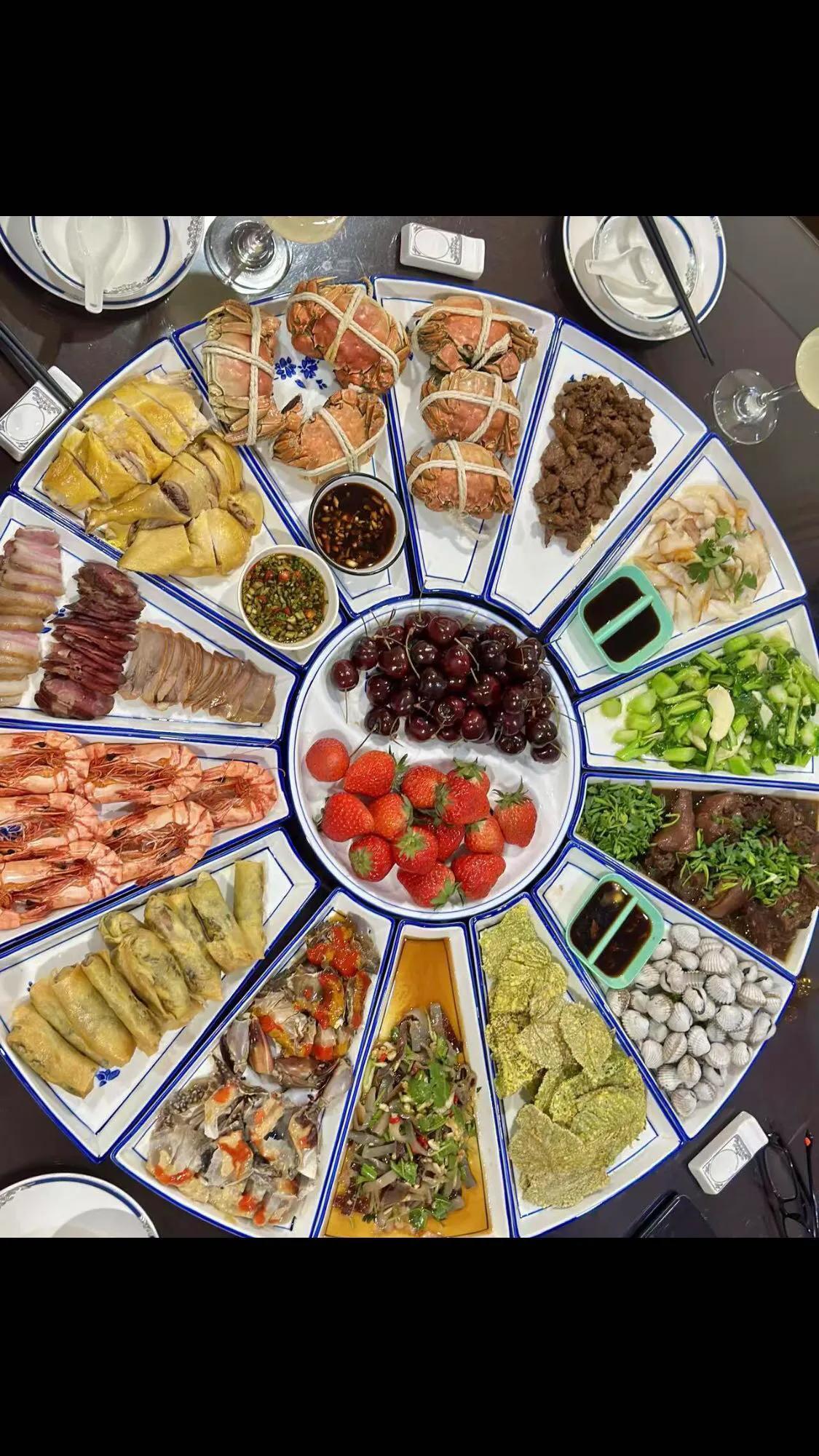 过年就是要有仪式感，现在谁家都不缺吃的
有钱没钱回家过年，年夜饭讲究的就是一个仪