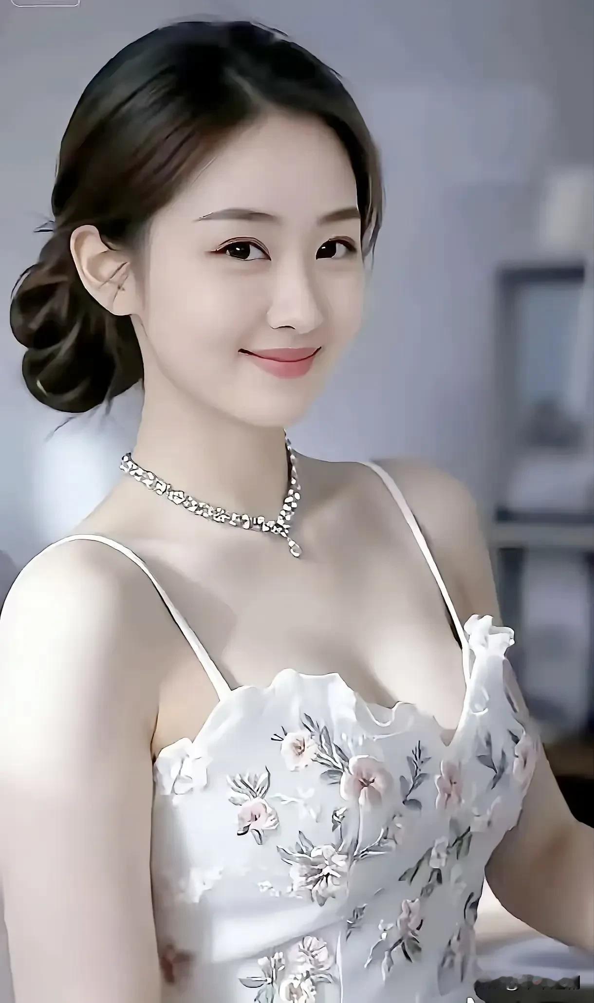 一袭碎花吊带，自带柔和氛围感
碎花吊带穿搭 温柔气质碎花裙