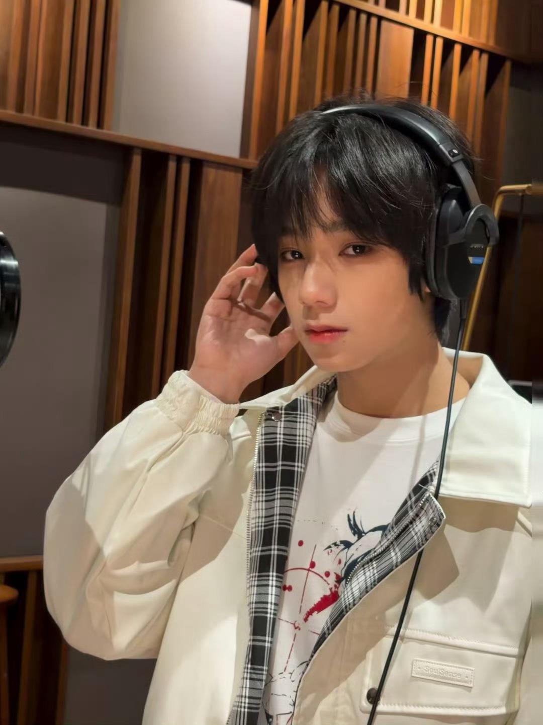 王橹杰录制新歌那天 王橹杰晒录制新歌那天的随拍照录音室里的橹橹学长好帅啊新歌很好