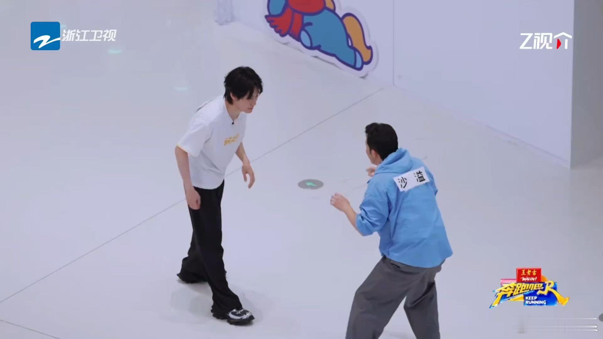 沙溢张真源父子对决奔跑吧 沙溢和张真源撕名牌撕出了父子局的架势，老沙拼命防守小张