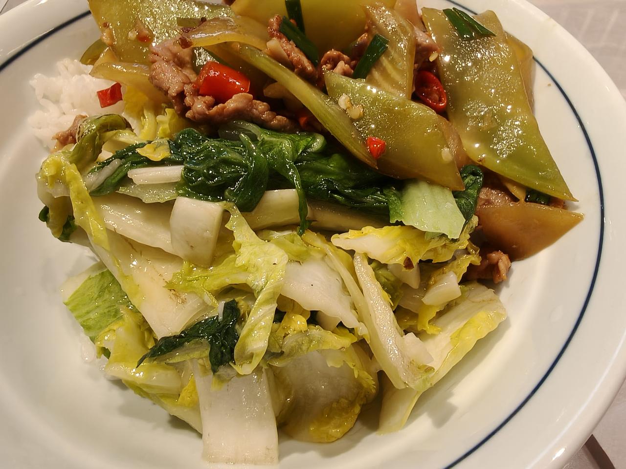 今晚的员工餐好吃！
莴苣炒肉片，这个季节的莴苣估计是外地来的，真的新鲜，配以小米