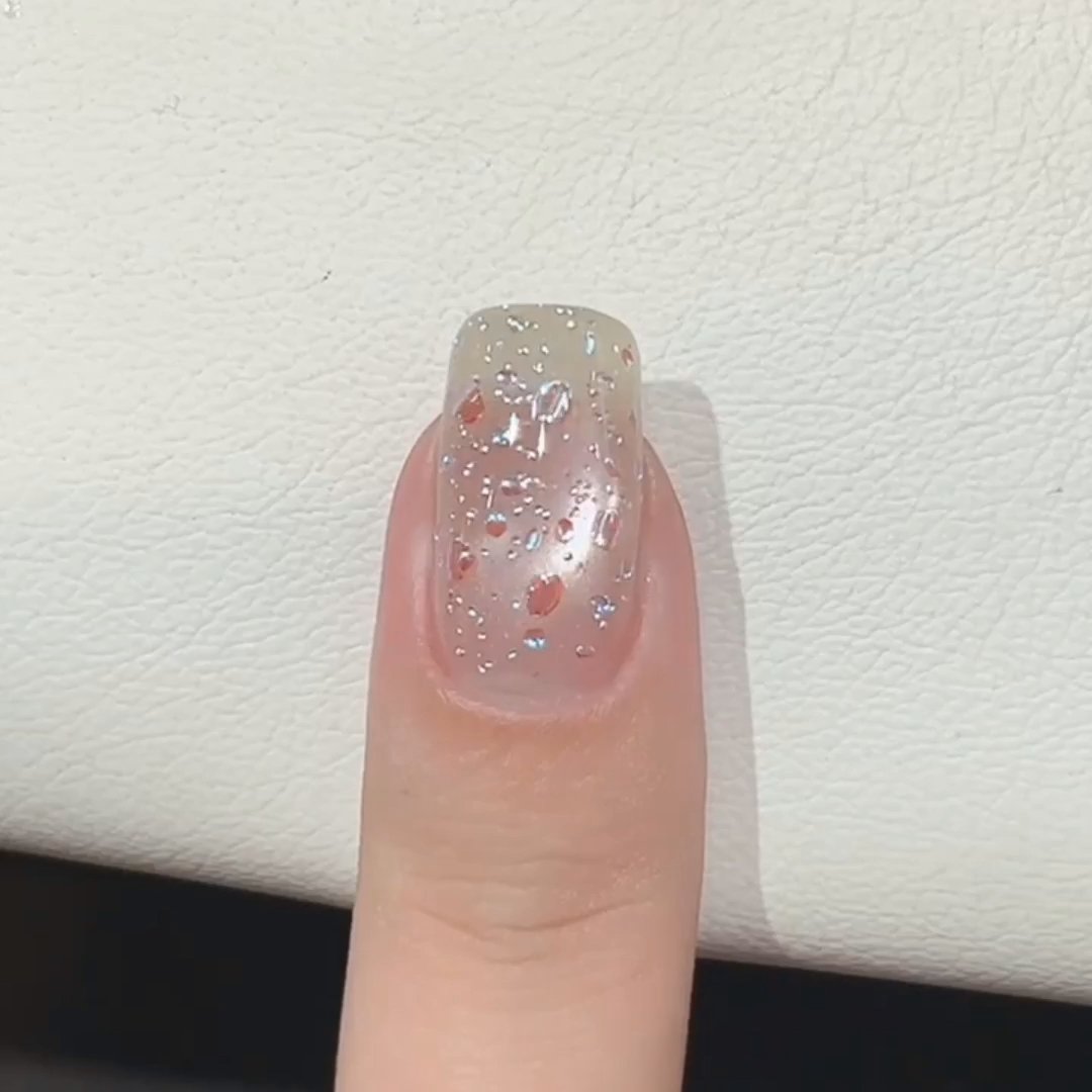 夏季显白简约猫眼气泡亮片美甲安排上了！猫眼的光泽感像星空，气泡元素自带轻盈滤镜，