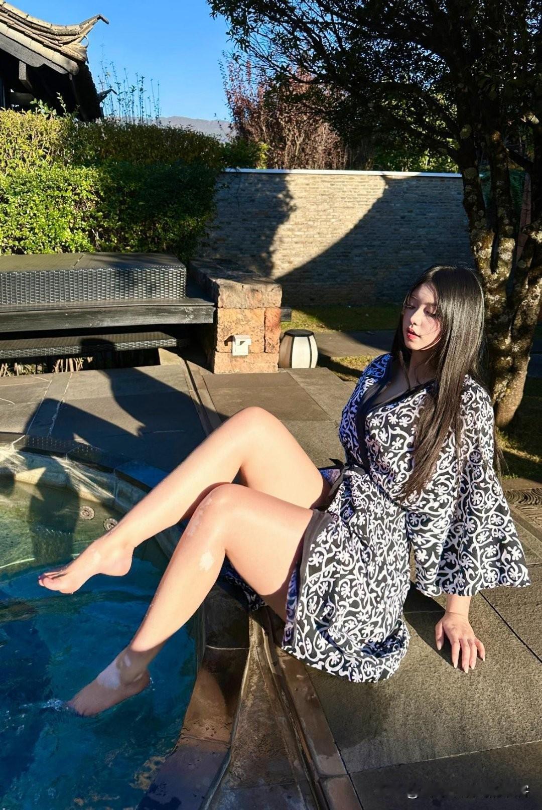 阳光洒在泳池边，享受宁静的午后时光🌞💦