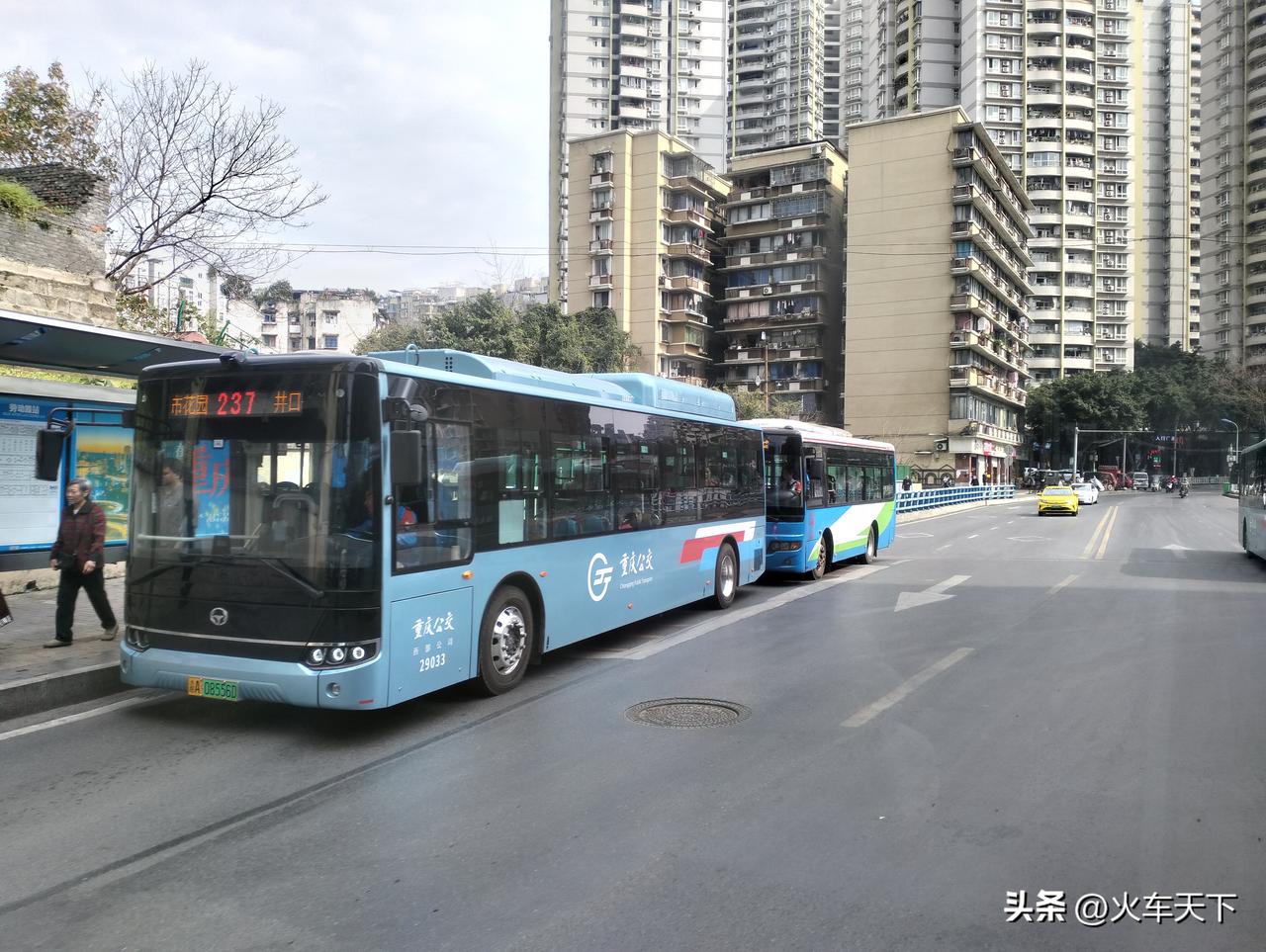 乘坐重庆公交237路在劳动路看到对面的237路，这路车是本世纪00年代初开通的，