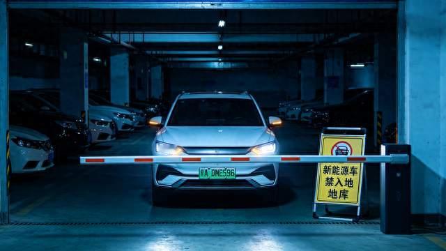 花 20 年买车位不让停！615 户业主投票 "怕爆炸"，新能源车禁止入库