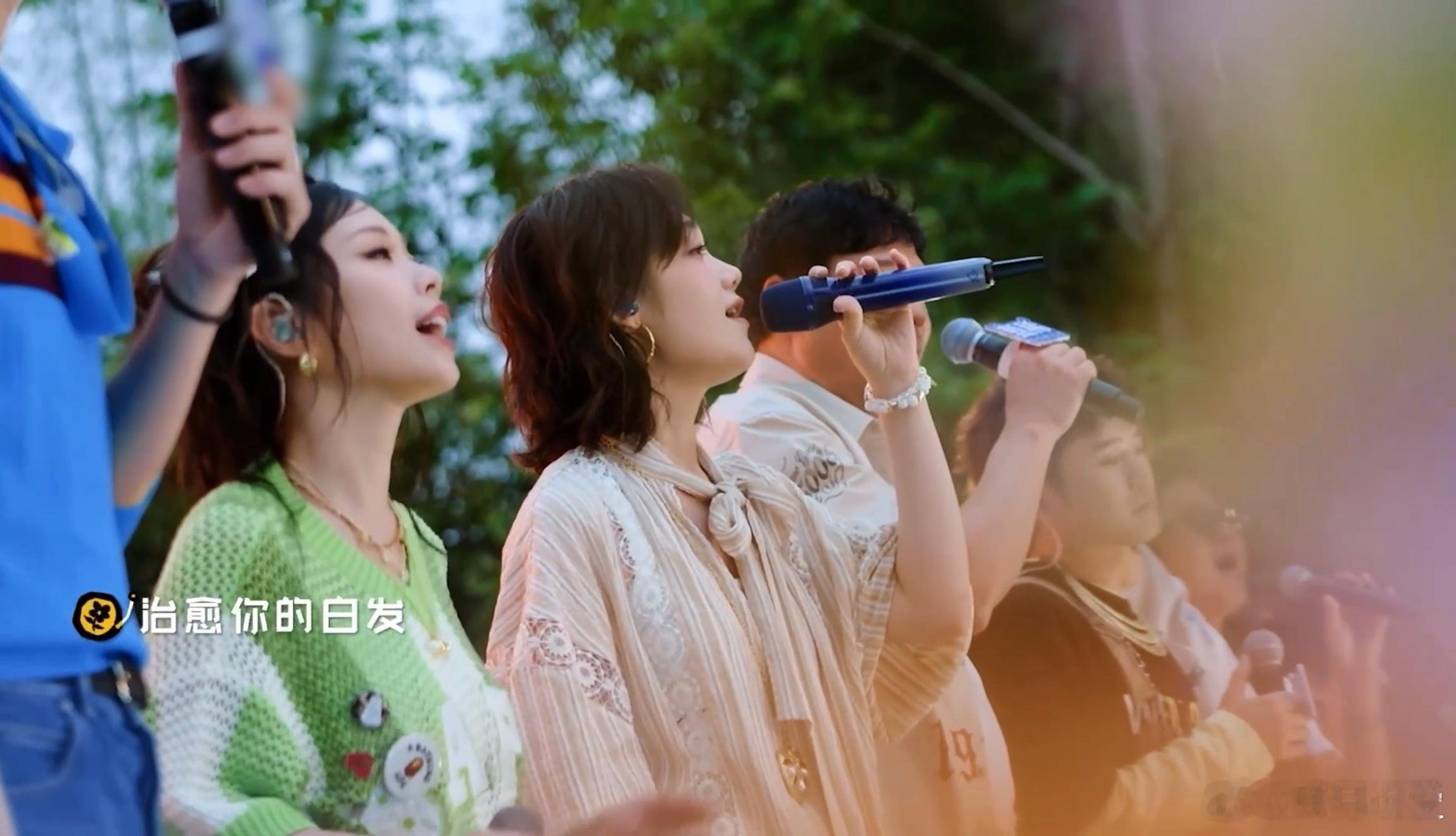 五哈鲜花舞台看哭了 看着五哈团在舞台上的默契演出，瞬间感受到了彼此之间的深厚情谊