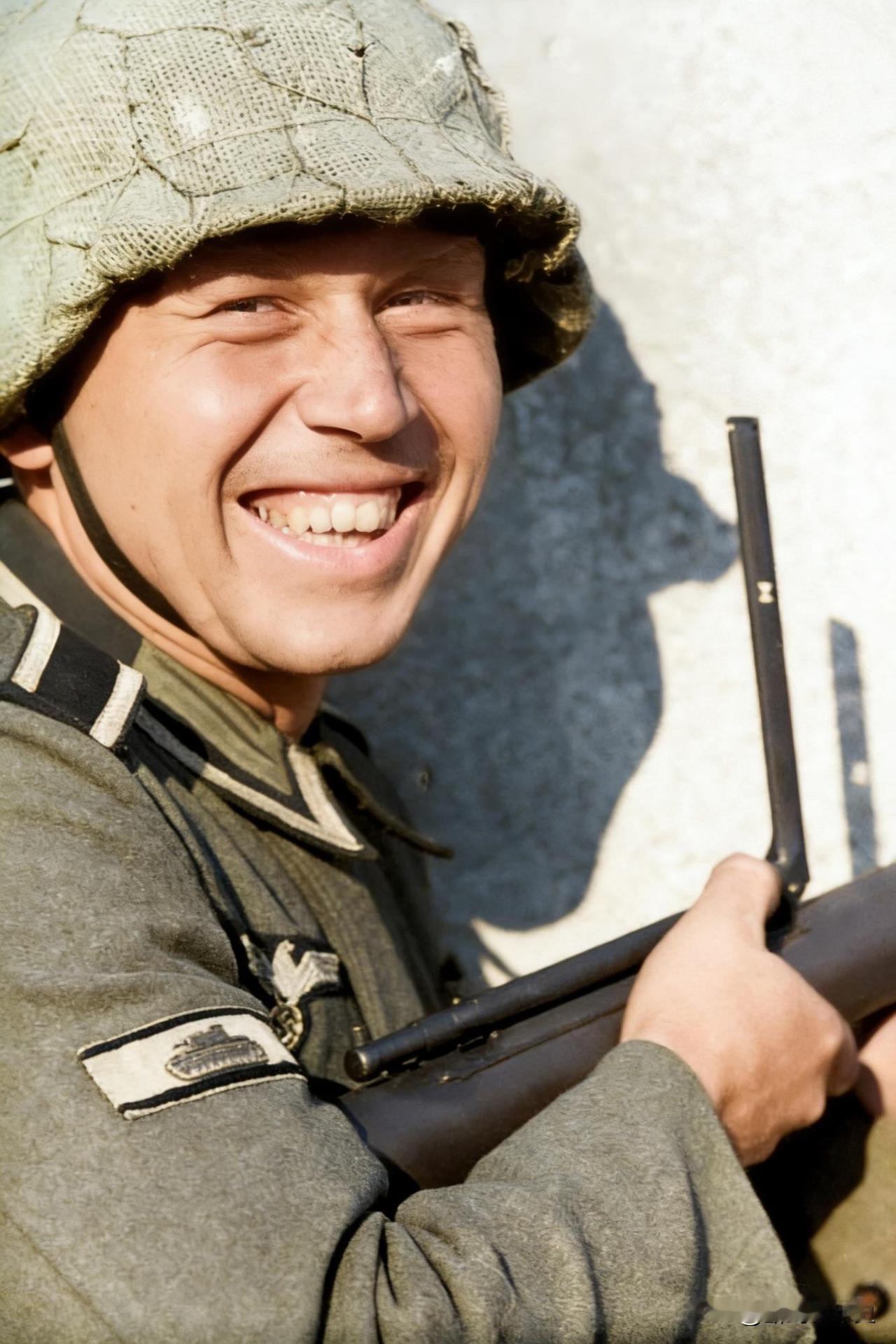 一名国防军士官，可见他手臂上佩戴的银质独立击毁坦克臂章。独立击毁坦克臂章于194