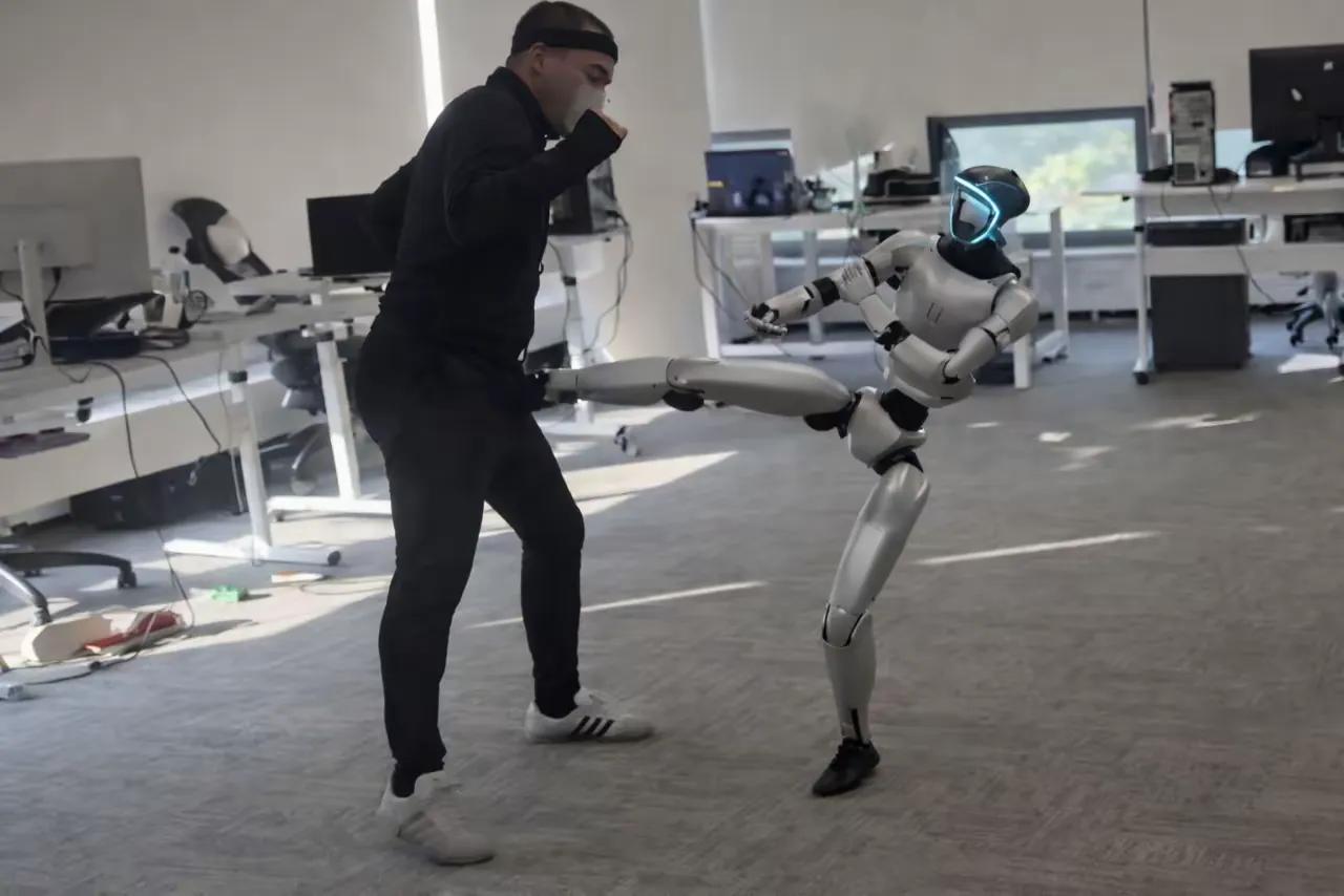 看到宇树机器人踹工程师一脚的视频，连马斯克都笑哭了，虽然是一次意外，何尝不是一个