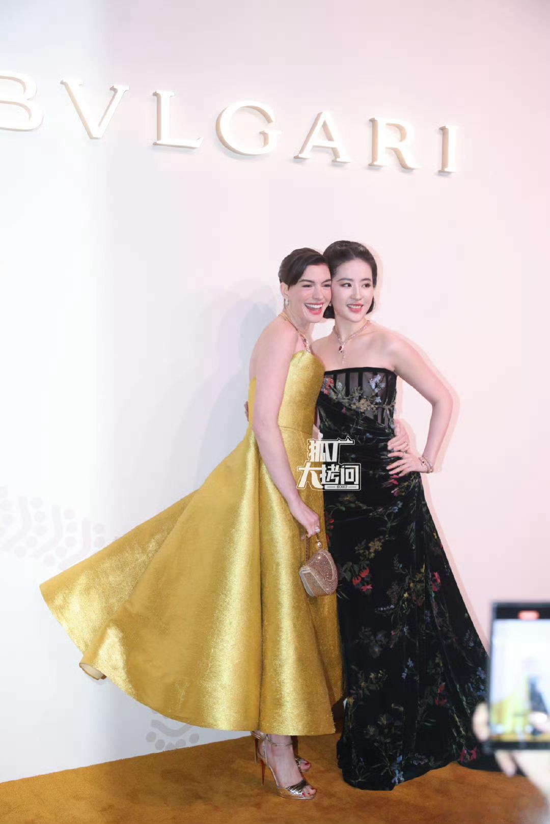 刘亦菲安妮海瑟薇又同框了 刘亦菲安妮海瑟薇今日同场时尚活动，两人又同框了，笑得好