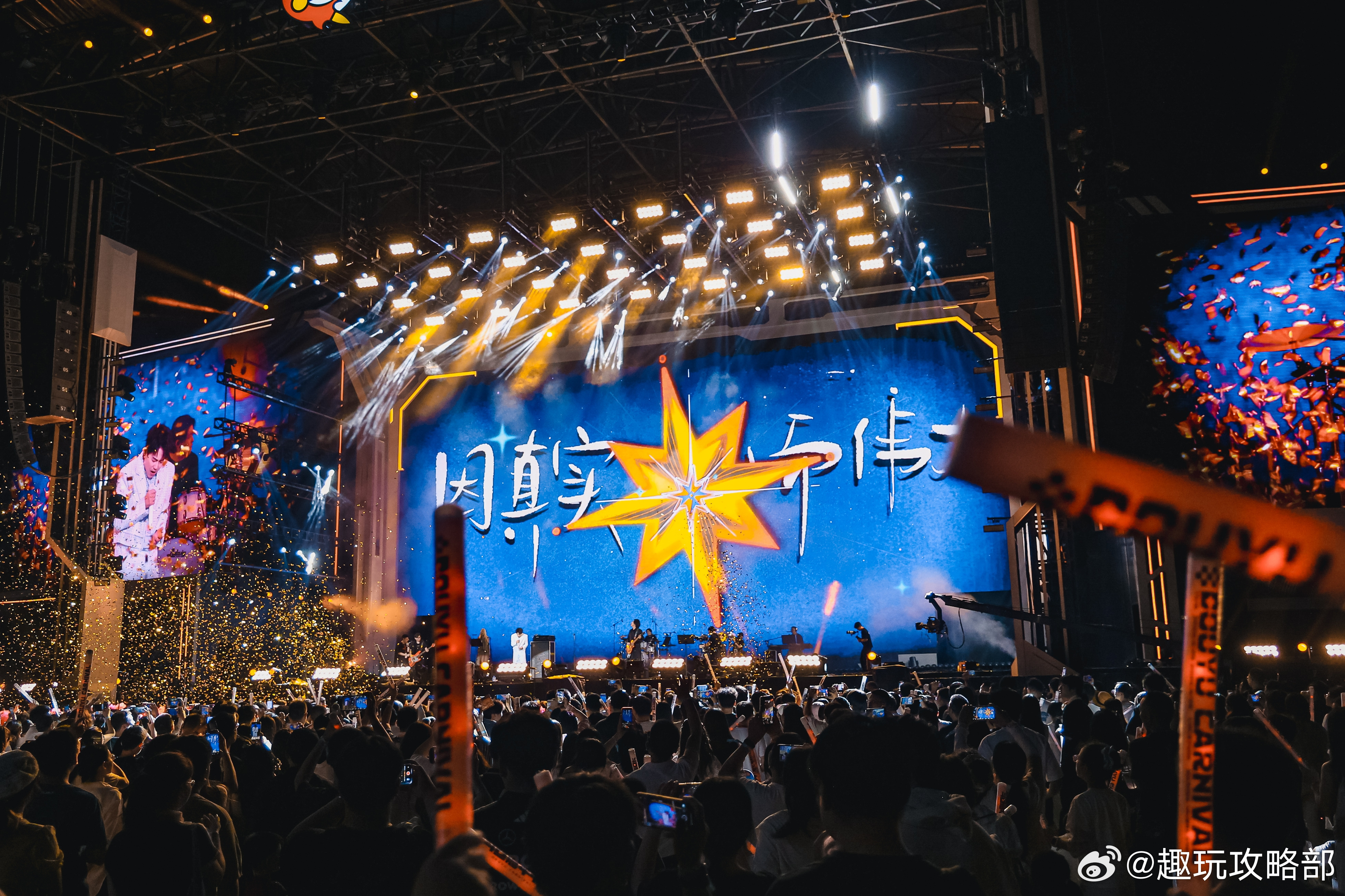 斗鱼嘉年华时隔七年重返武汉看到炉石传说展台一位老哥排队上台对战，他说“仿佛回到了