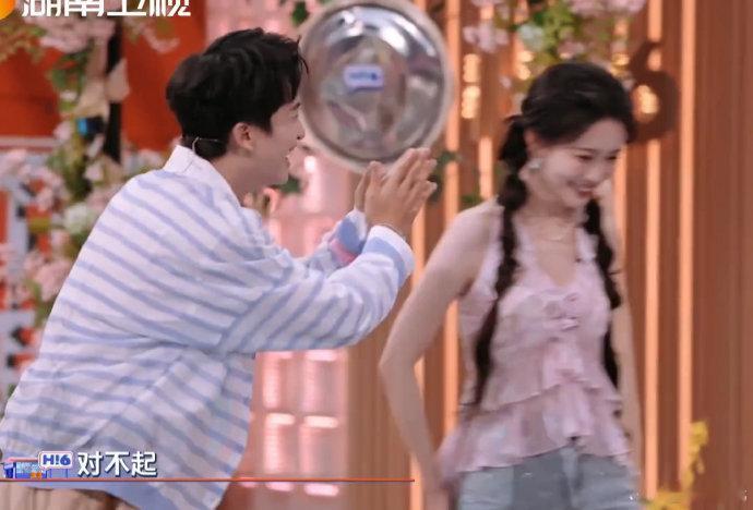 黄子弘凡[超话]黄子弘凡给孟子义连连道歉月光宝盒串戏笑到我了！黄子弘凡道歉的样子