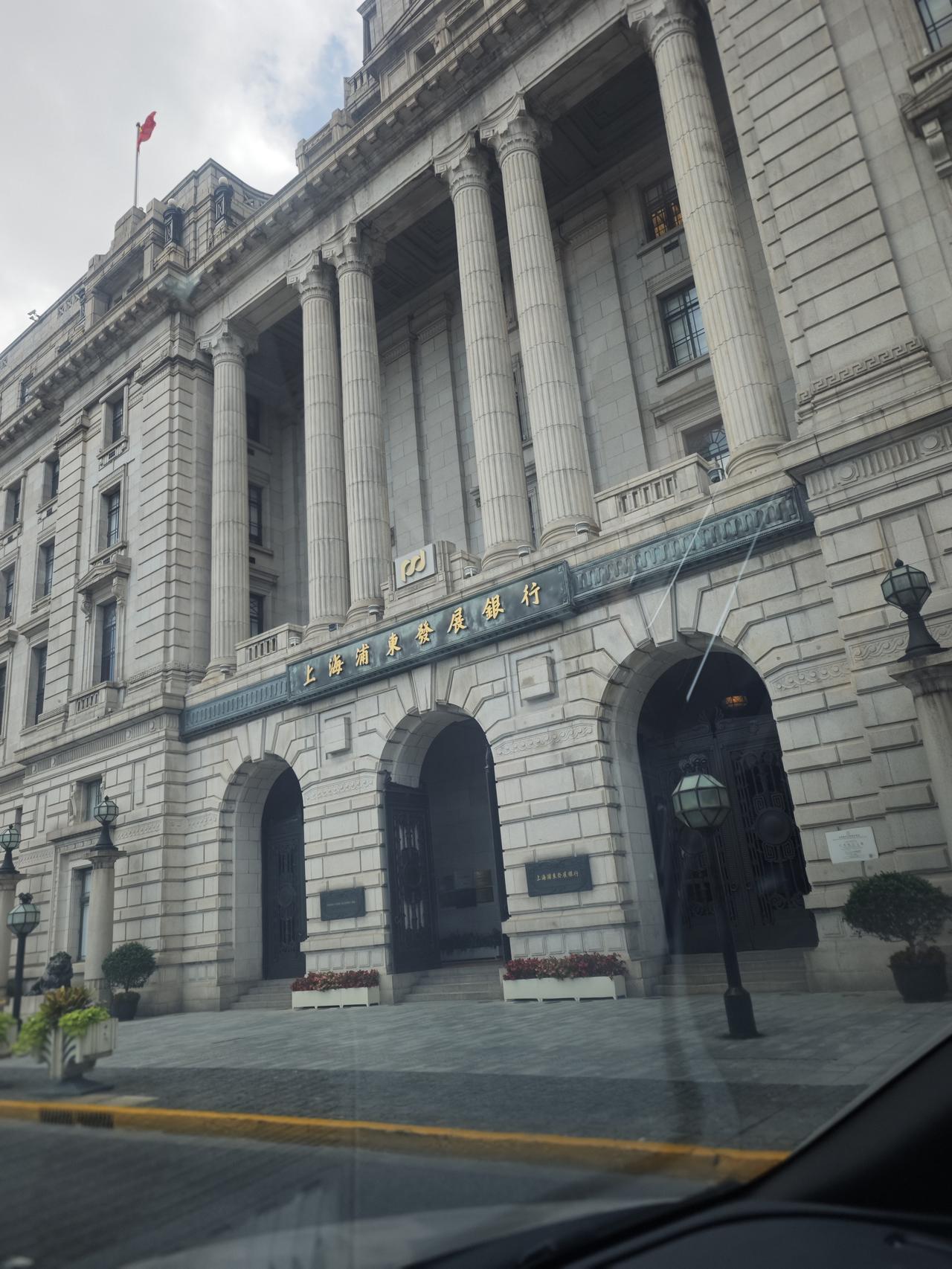 今天陪队友到外滩附近办事，两次路过外滩，等红灯的时间，拿出手机拍照打卡。
还是觉