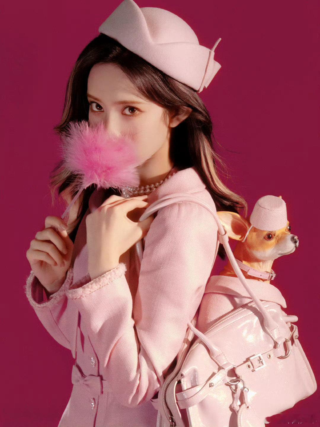 孟子义粉色甜心 孟子义凭借精致造型与自信气场脱颖而出，粉色造型尽显独特韵味，太吸