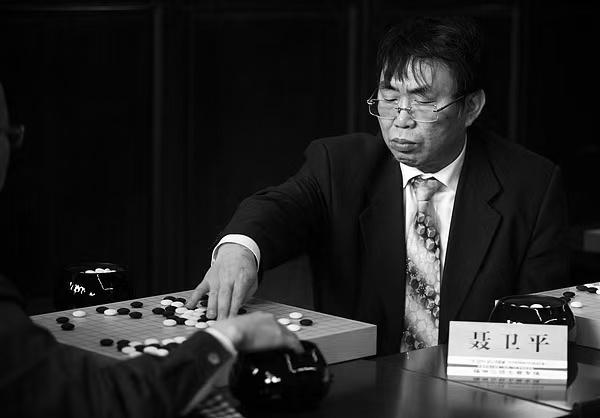 棋圣辞尘：
一个时代的围棋精神永存！

聂卫平离开了。
享年七十四岁。

很多人