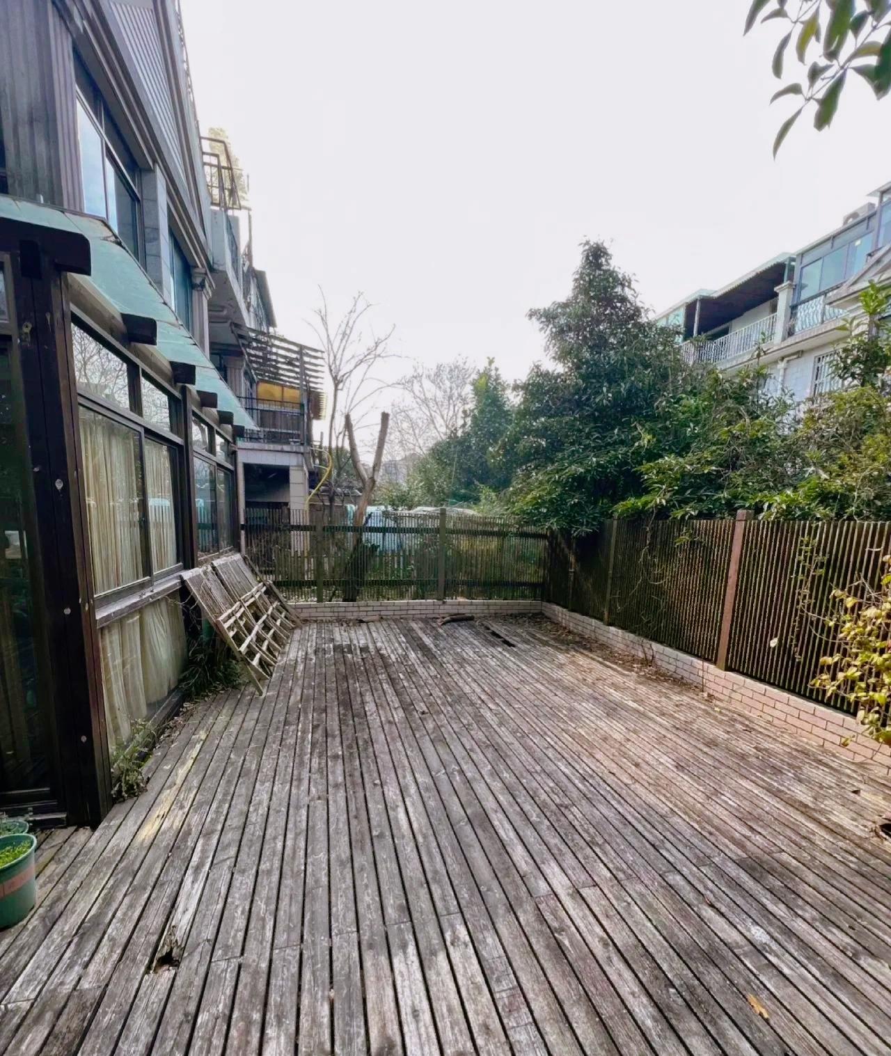 刘震云
不要以为熟悉的人，就会善待你，有时候他们比陌生人更可怕。​​有种人窝里横