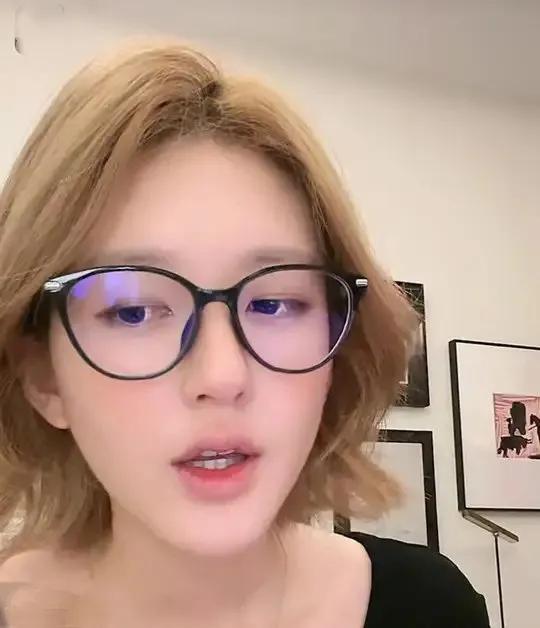 赵露思曾黎：直播互动尽显明星私交真情

近日，赵露思透露曾黎通过直播确认她的状态
