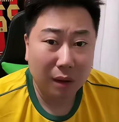 李宝库透露，在董路做青训前，很多孩子想出去打比赛要交很多费用。
李宝库在直播时表