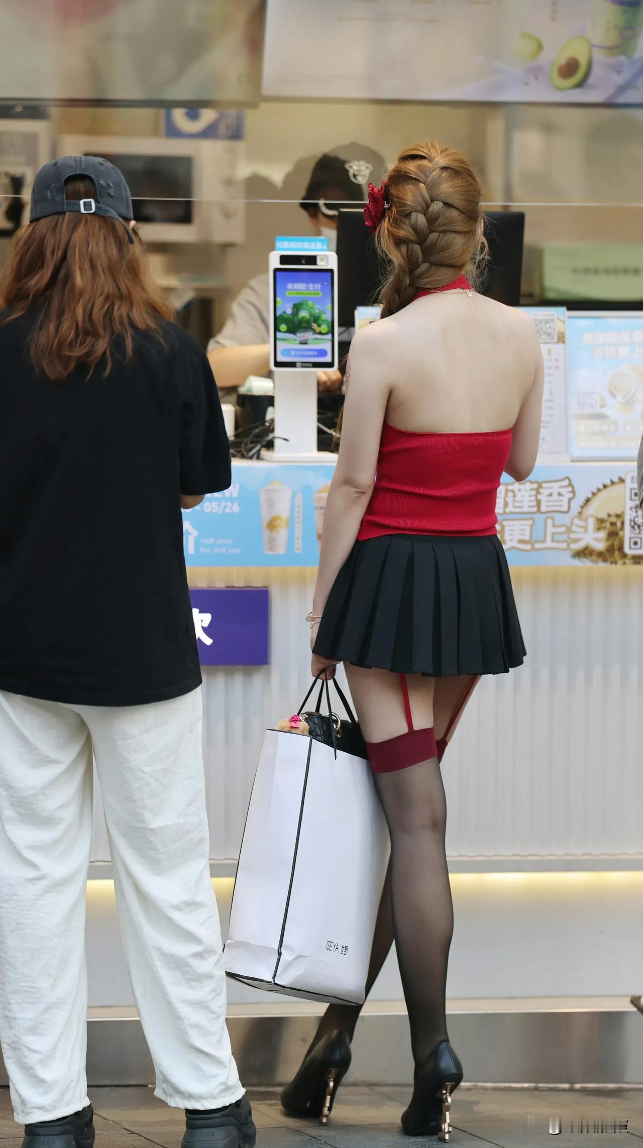 现在的小姑娘不怕冷吗？