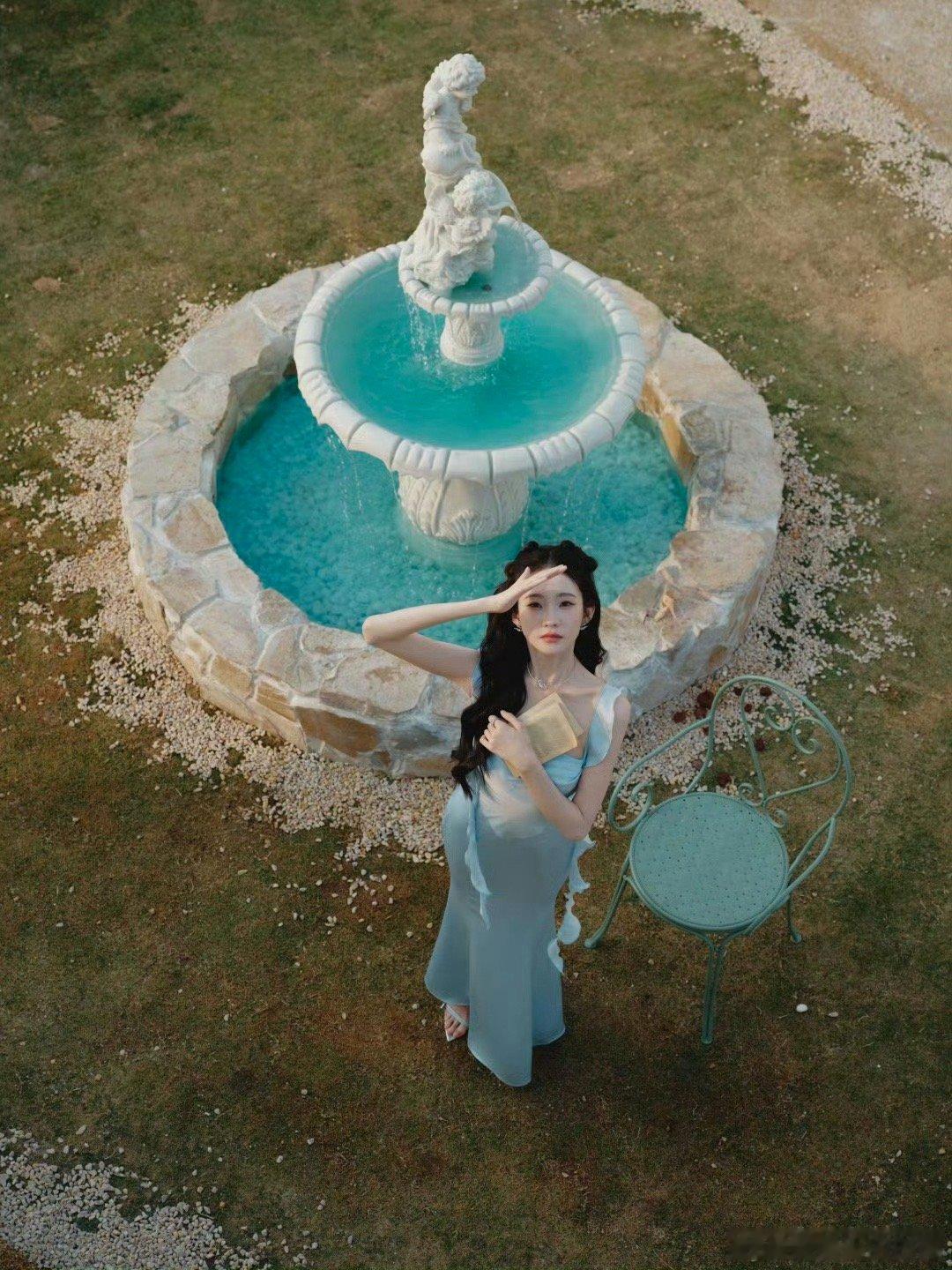 不知道 张艺凡的身材很曼妙 张艺凡的身材真的太曼妙了！蓝色裙装的波浪裙带设计超加