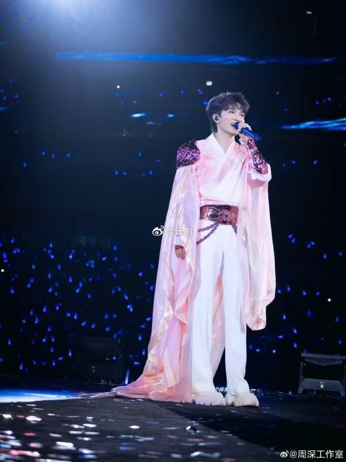 周深大湾区结束大湾区开始周深广州演唱会预售跨越四季的约定！周深大湾区收官又启程，