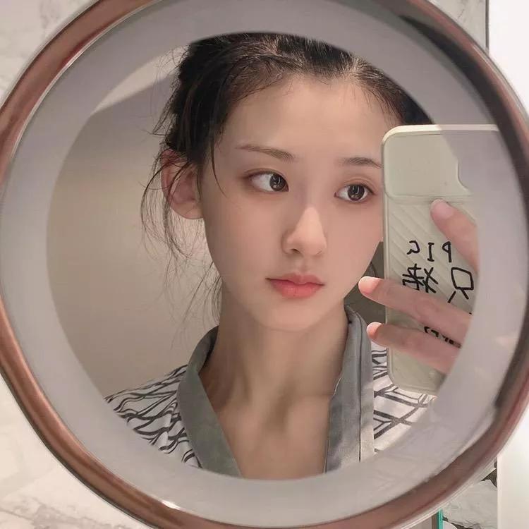 少女心满满，镜中人儿美如画！少女感笑容 甜系少女照 初秋少女感 甜粉花漾少女 清