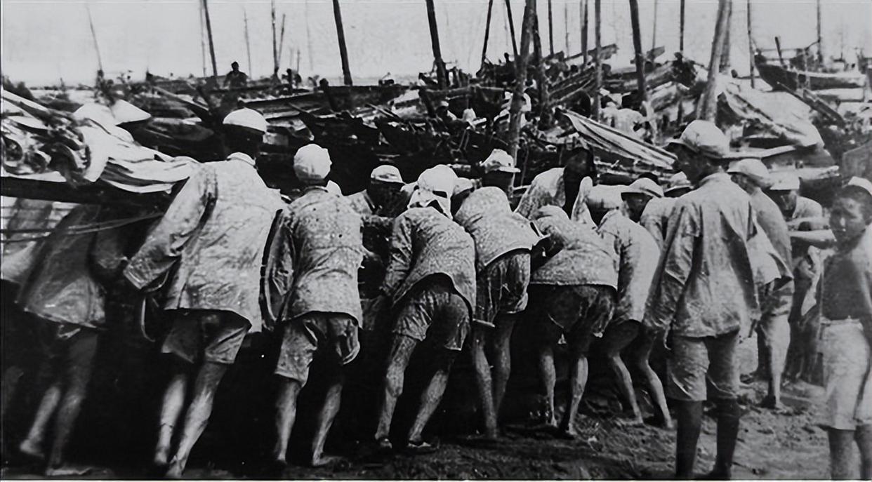 1950年，解放海南岛前，韩先楚看到登岛名单上很多都是副职时，顿时气坏了：“都不