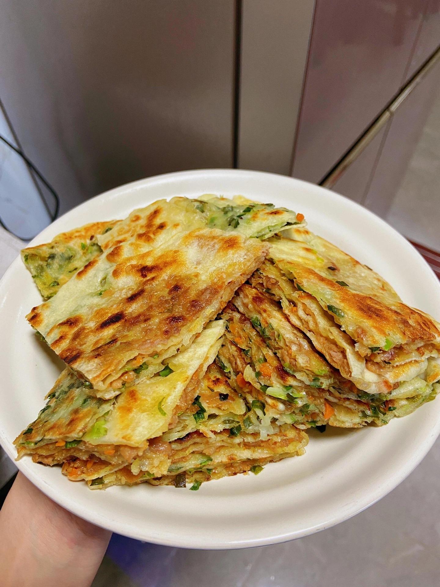 满屋子都是从香味的香葱肉饼。一边烙一边吃了好几 张我香刚出锅的时候很酥...