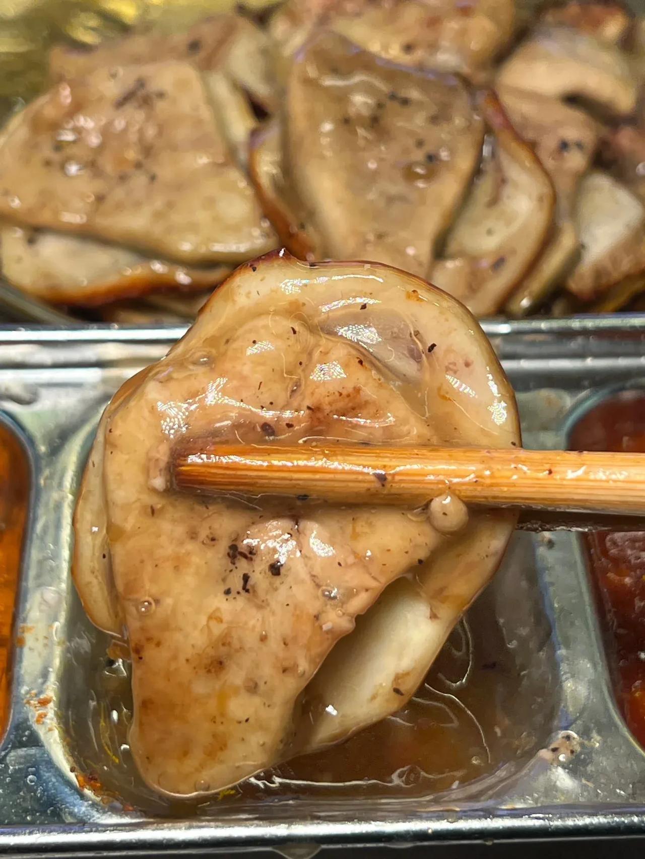 在成都！就爱这一口！！建设路附近的爆滋滋烤鹅肝太好吃了😋