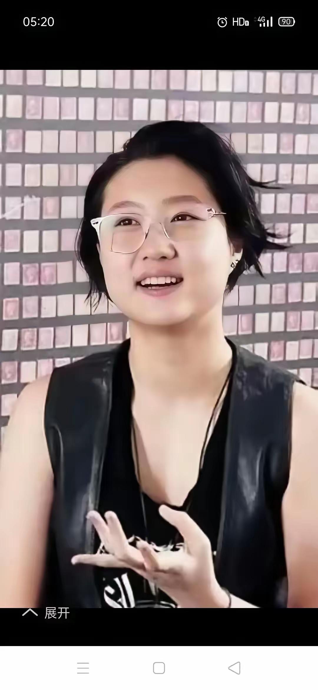 昨天多伦多华人圈是彻底炸开锅了！起因就是成龙女儿吴卓林在自己的工作室直播时，轻描