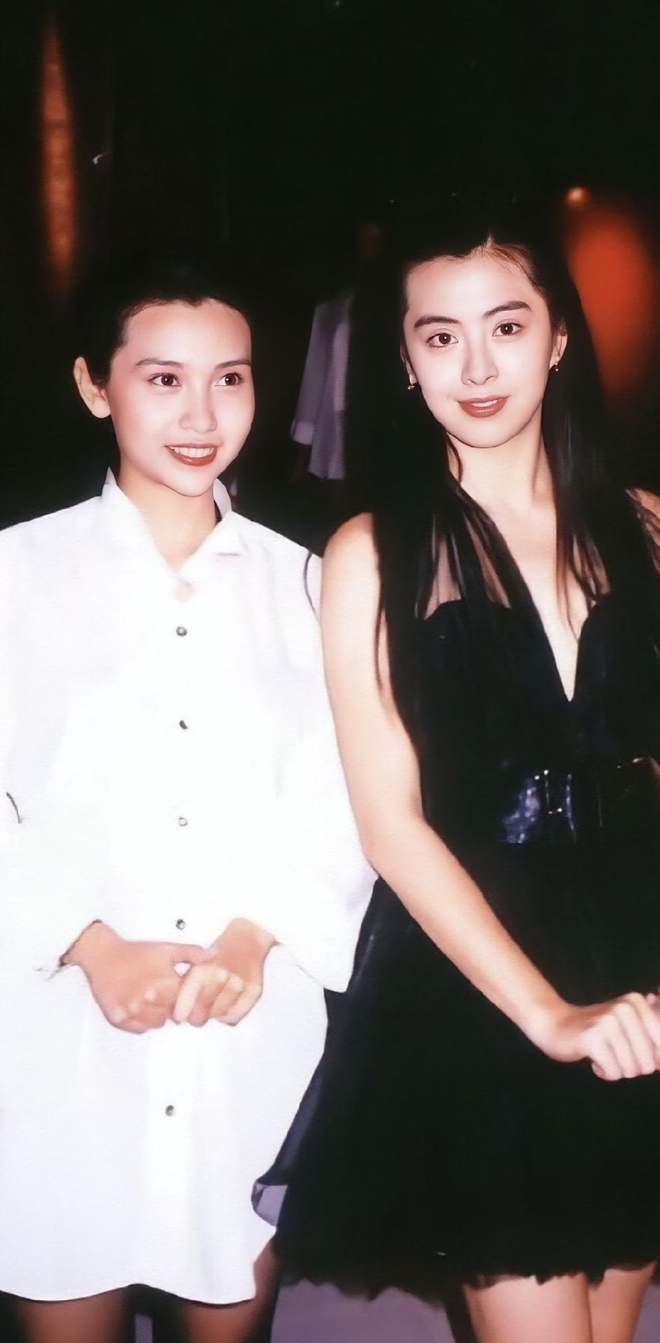 右边穿黑色裙子的是王祖贤，左边的美女是谁？