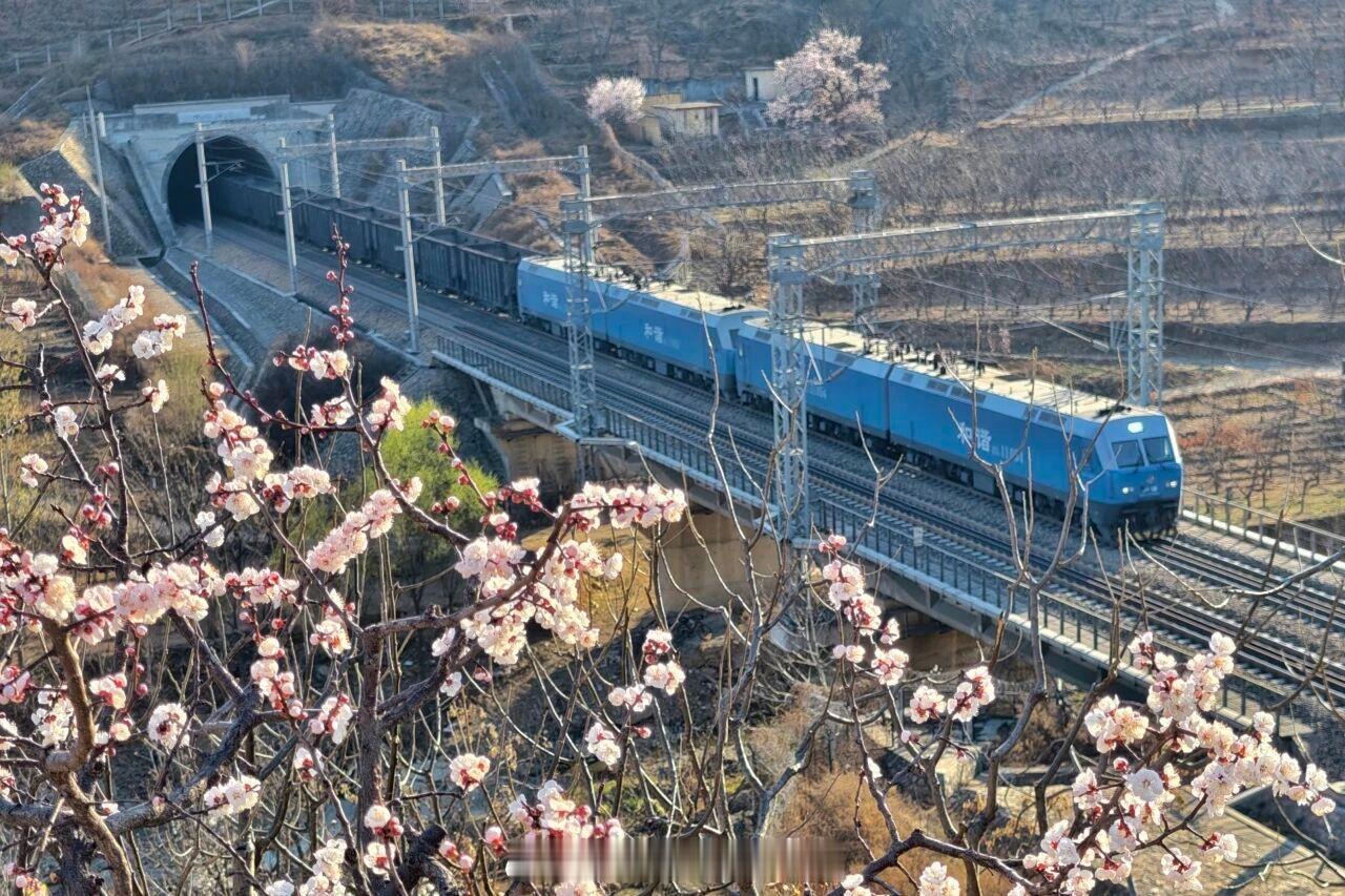 国铁头条【国铁太原局实行二季度货物列车运行图】4月10日18时起，国铁太原局实行